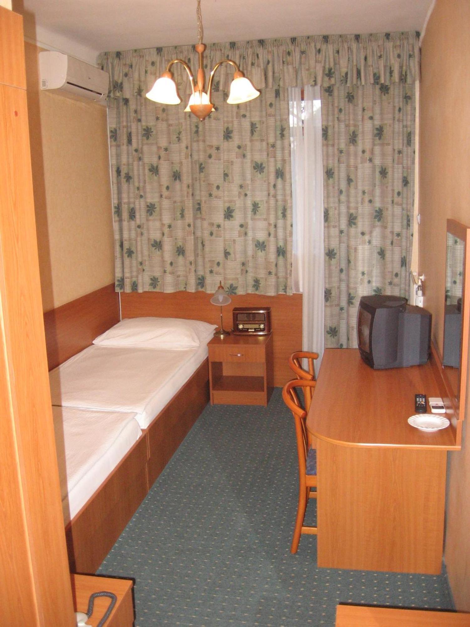 Hotel Arnold Tata Exterior foto