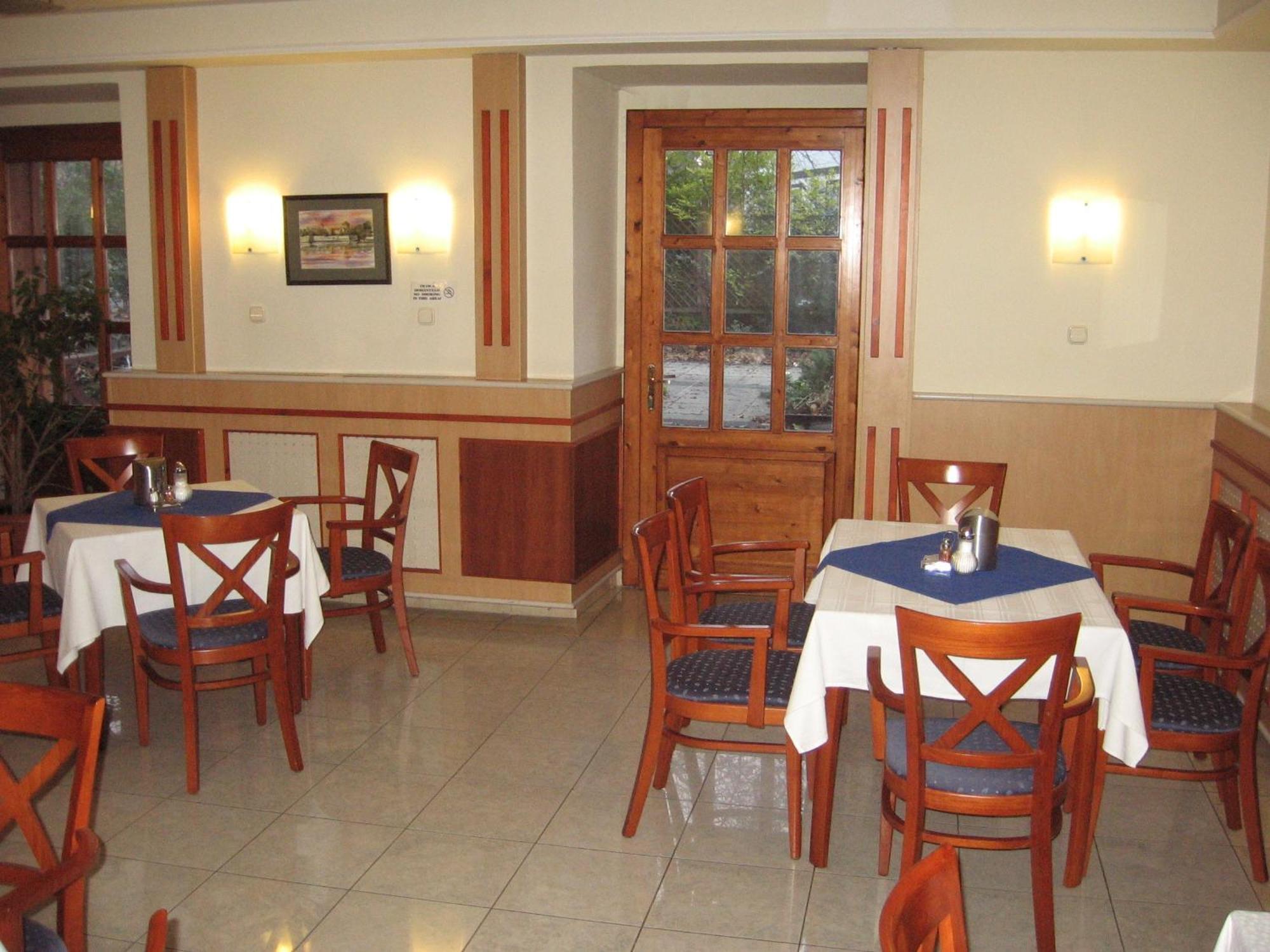 Hotel Arnold Tata Restaurante foto