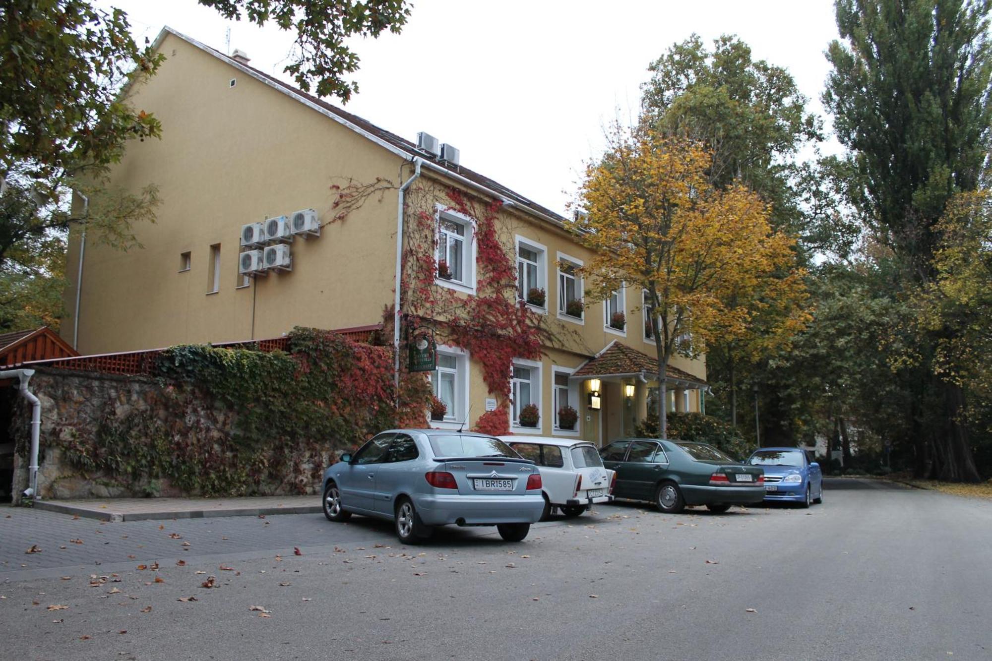 Hotel Arnold Tata Exterior foto