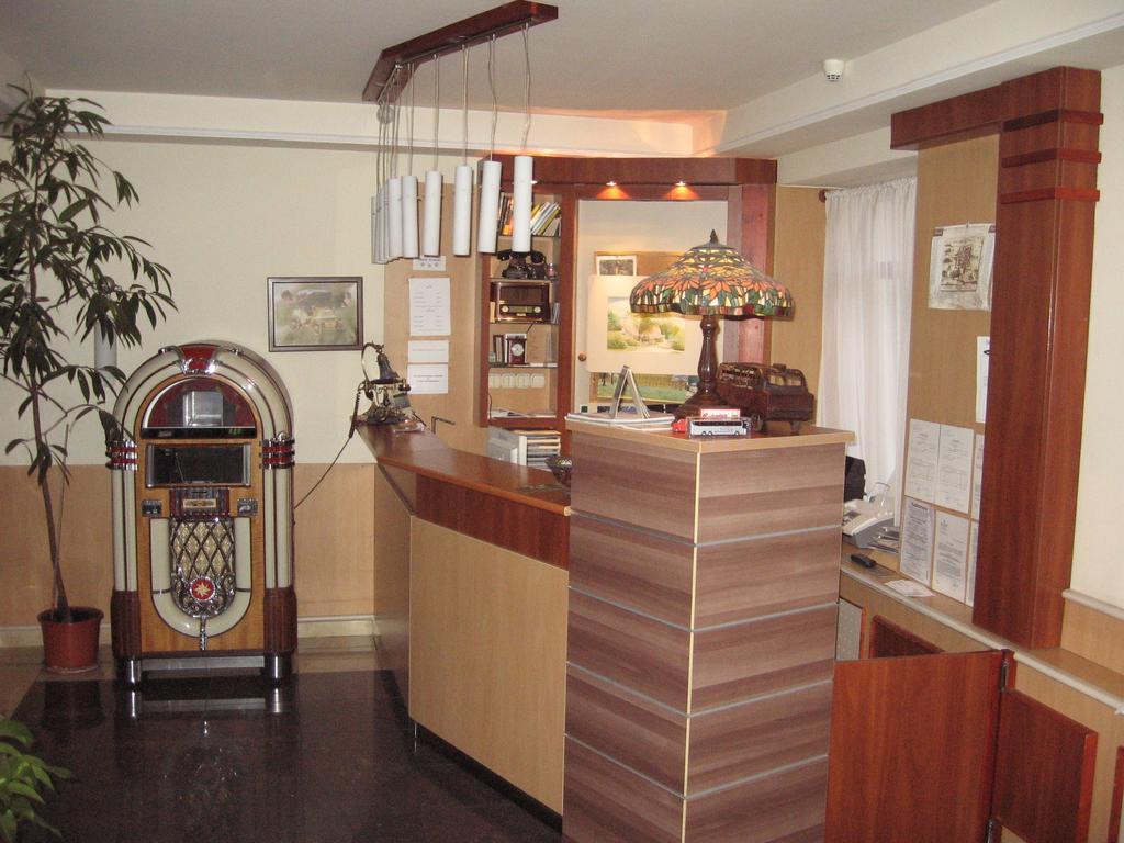 Hotel Arnold Tata Exterior foto