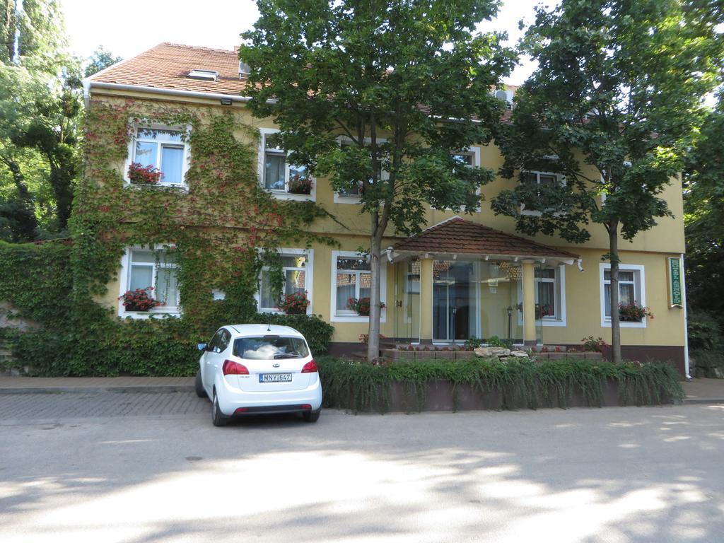 Hotel Arnold Tata Exterior foto