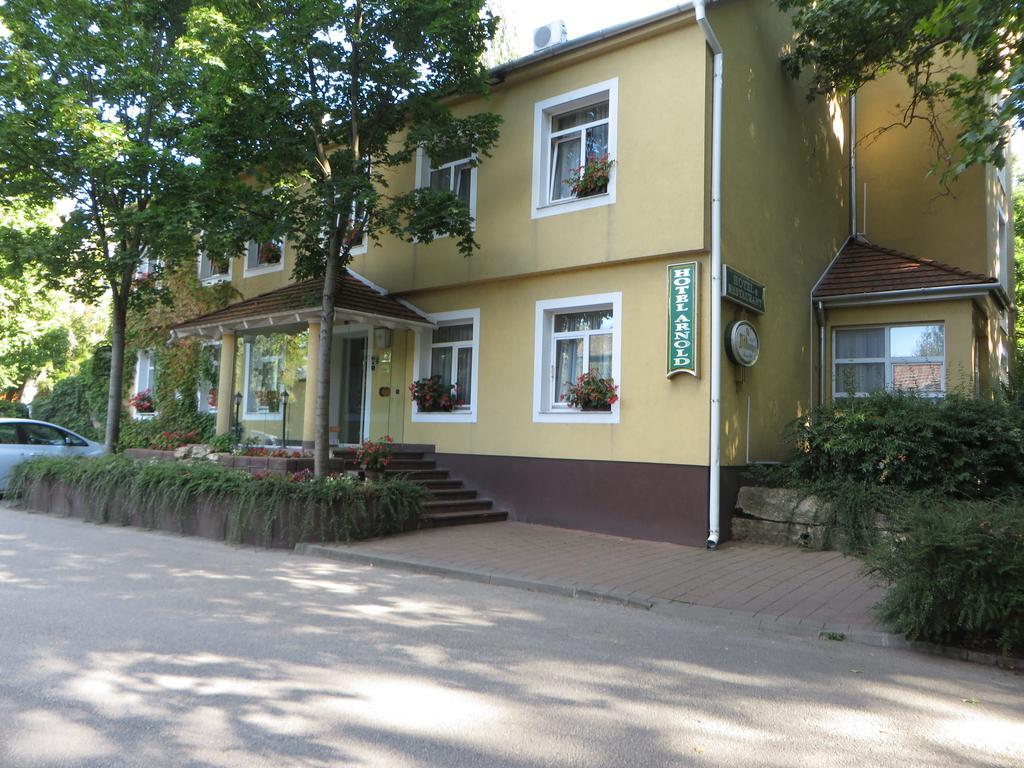 Hotel Arnold Tata Exterior foto