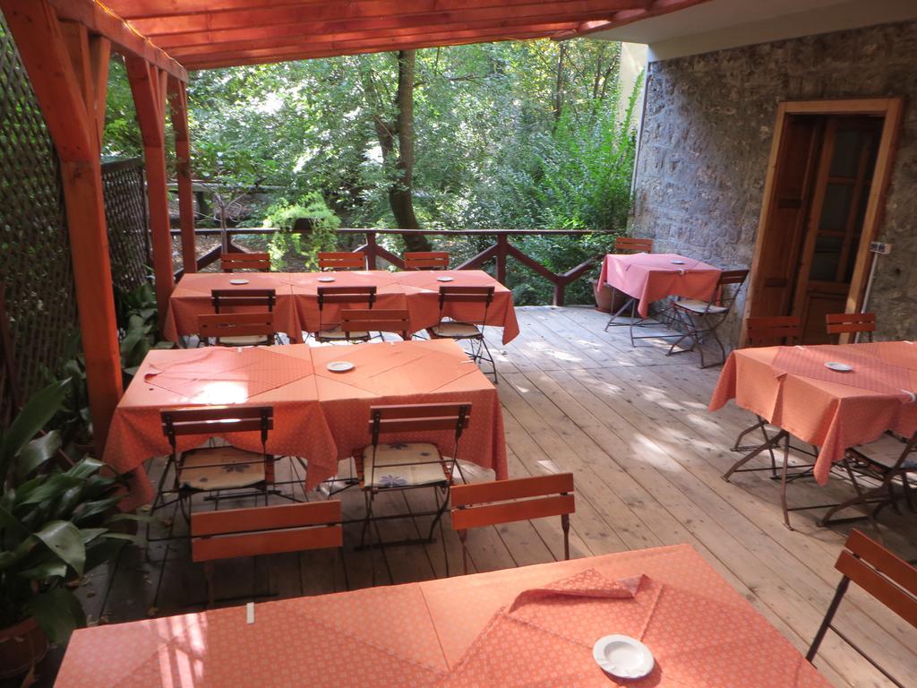 Hotel Arnold Tata Exterior foto