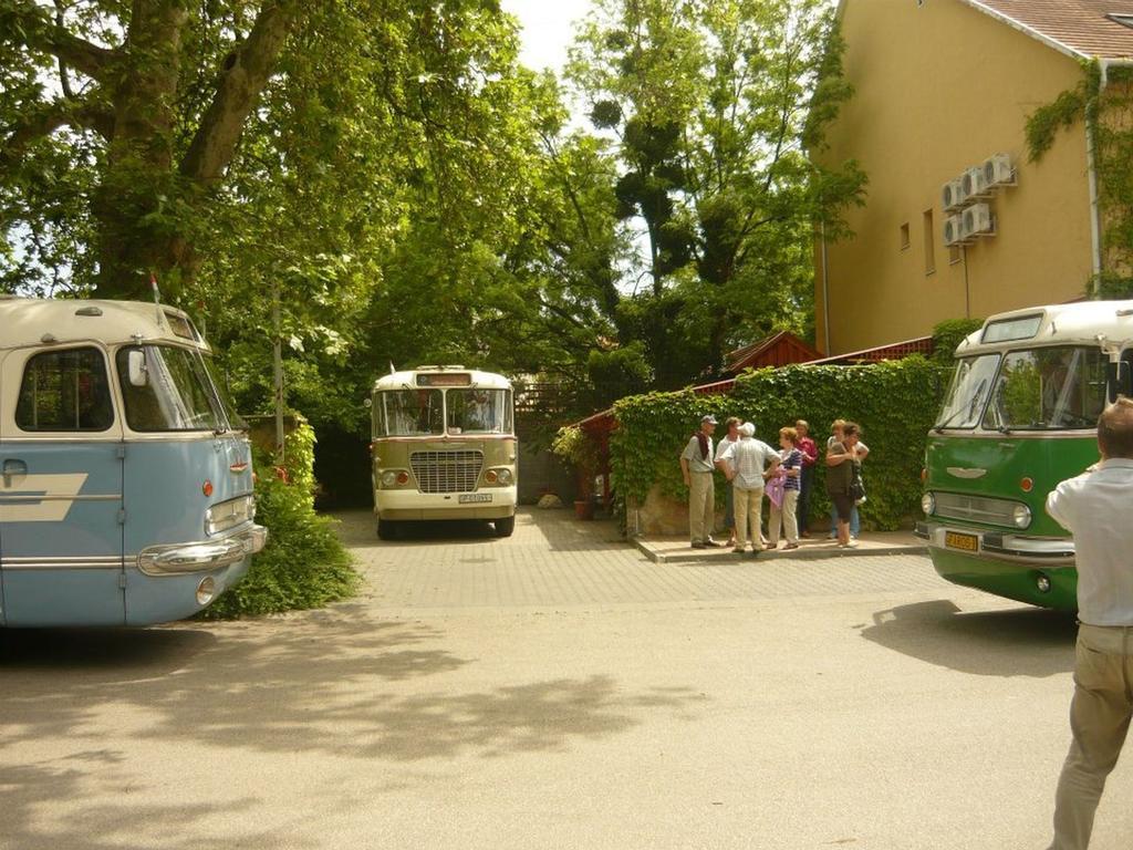 Hotel Arnold Tata Exterior foto