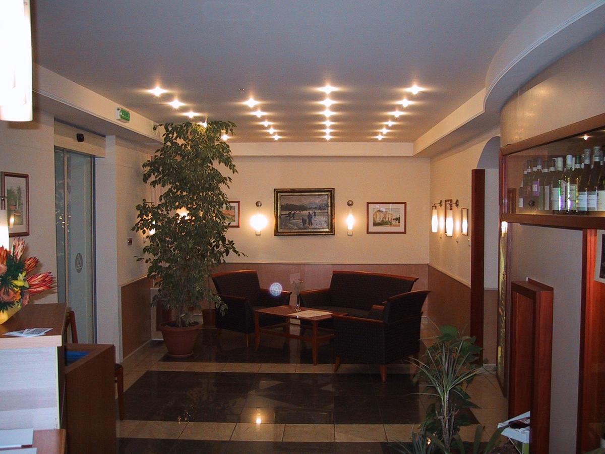 Hotel Arnold Tata Exterior foto