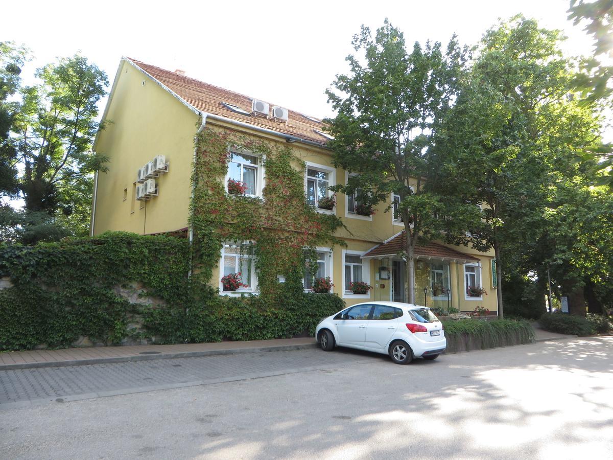 Hotel Arnold Tata Exterior foto